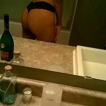 , 21  female escort, Belleville